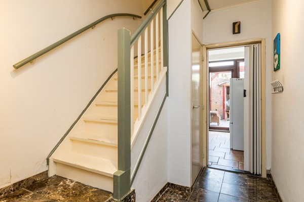 Foto - Te koop: Vlakbij het winkelcentrum in het geliefde, rustige Schaesberg ligt deze charmante, geïsoleerde hoekwoning met een verrassend ruime, multifunctionele zolderverdieping. 